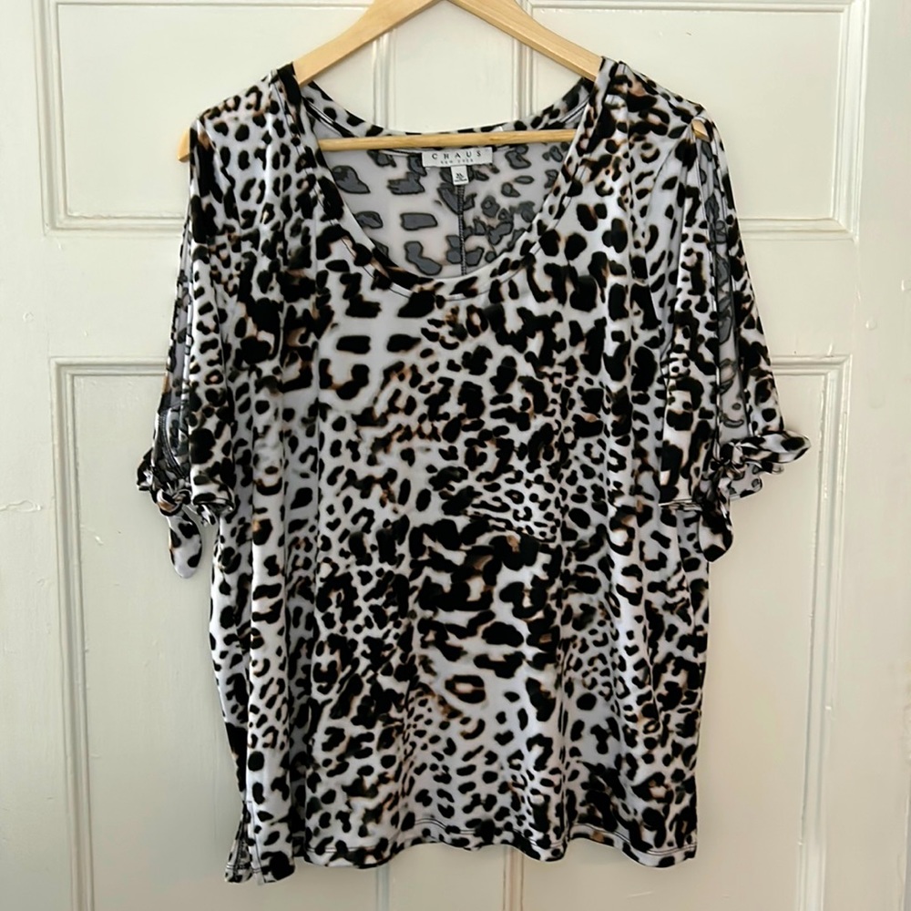 CHAUS New York animal, print, cold shoulder. Ladies XL. Whites/black and brown.